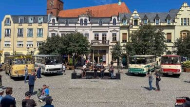 Busse, Musik und Sonnenschein: Die Bernauer Innenstadt im Oldtimer-Fieber