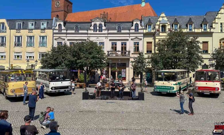 Busse, Musik und Sonnenschein: Die Bernauer Innenstadt im Oldtimer-Fieber