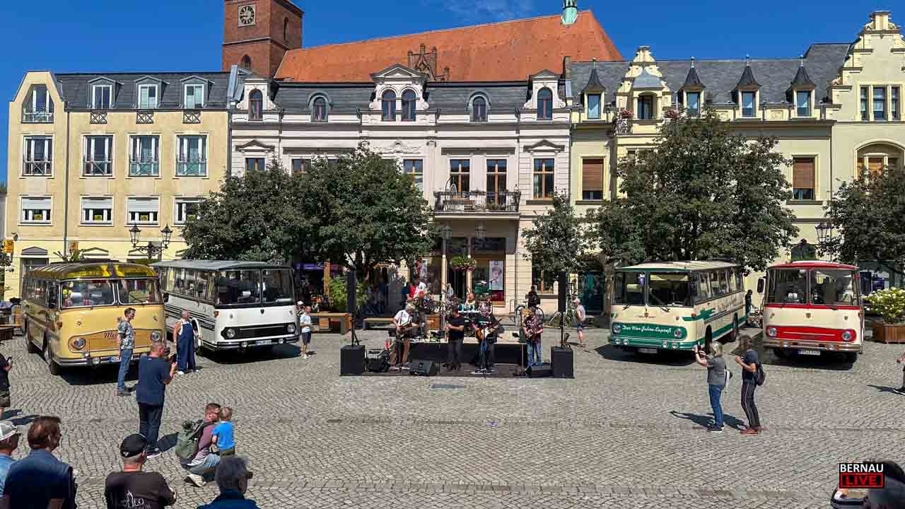 Busse, Musik und Sonnenschein: Die Bernauer Innenstadt im Oldtimer-Fieber