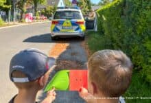 Grünes Lob und Rote Karten: Schönower Hortkinder begleiten Polizeikontrolle