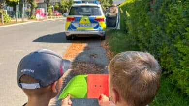 Grünes Lob und Rote Karten: Schönower Hortkinder begleiten Polizeikontrolle