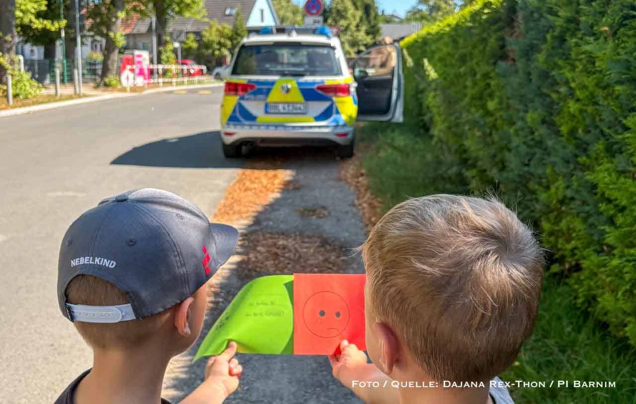 Grünes Lob und Rote Karten: Schönower Hortkinder begleiten Polizeikontrolle