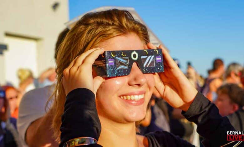 Magie über dem Marktplatz: Bernau im Bann der Sonnenfinsternis