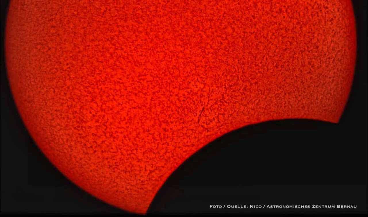 Morgige Sonnenfinsternis auf dem Bernauer Rathausdach erleben
