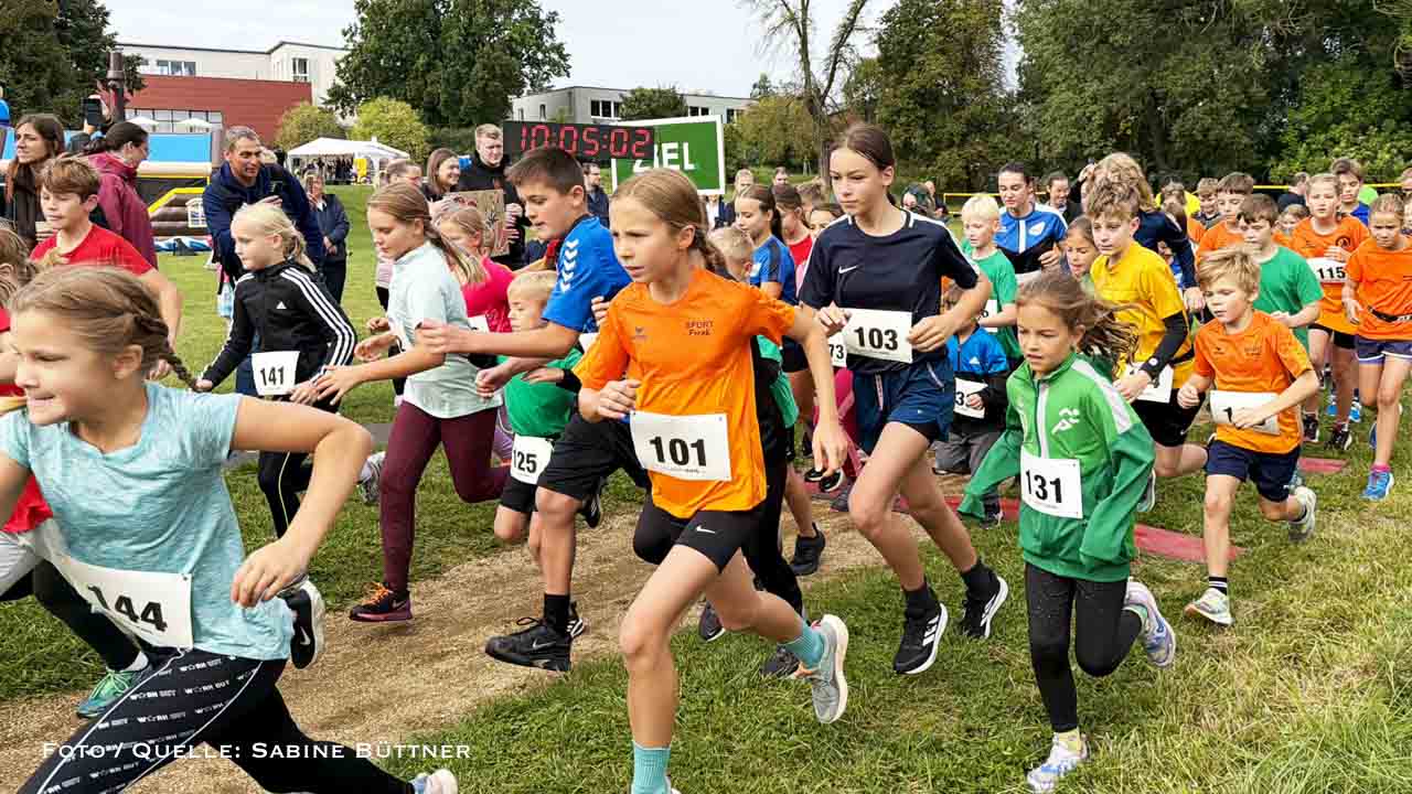 Von „Appel und ’n Ei“ bis Feuerwerk: das war der 29. Regionalparklauf in Blumberg
