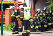 Starke Rauchentwicklung in Schwanebeck: Feuerwehr bekämpft Laubenbrand