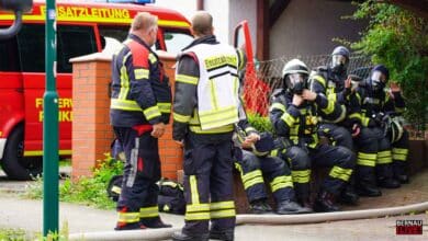 Starke Rauchentwicklung in Schwanebeck: Feuerwehr bekämpft Laubenbrand