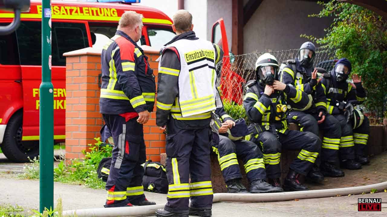 Starke Rauchentwicklung in Schwanebeck: Feuerwehr bekämpft Laubenbrand
