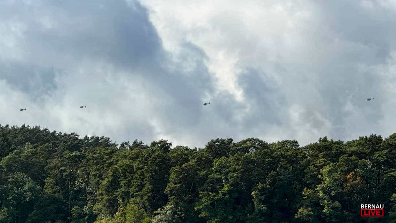 Zahlreiche Polizei-Hubschrauber zur Übung nach Strausberg unterwegs