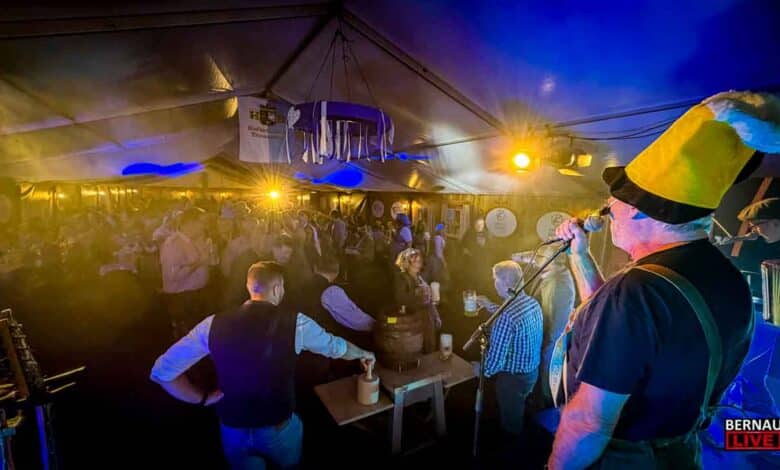 Dirndl, Tanz und Traunsteiner: Bernau blickt auf ein zünftiges 11. Oktoberfest zurück