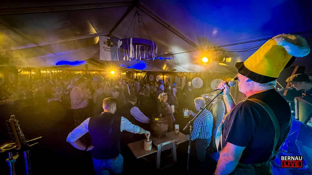 Dirndl, Tanz und Traunsteiner: Bernau blickt auf ein zünftiges 11. Oktoberfest zurück