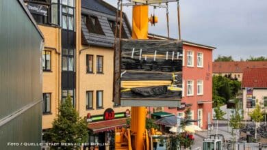 Mission Erleichterung: Bernaus neue 84.000-Euro-Toilette am Bahnhof eingeflogen