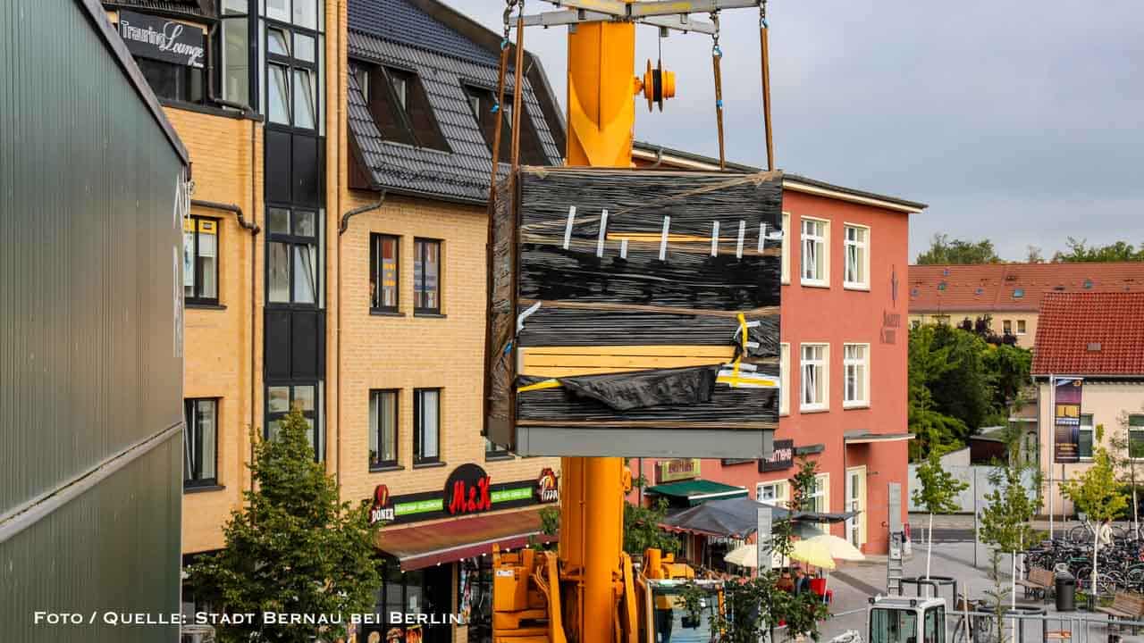 Mission Erleichterung: Bernaus neue 84.000-Euro-Toilette am Bahnhof eingeflogen