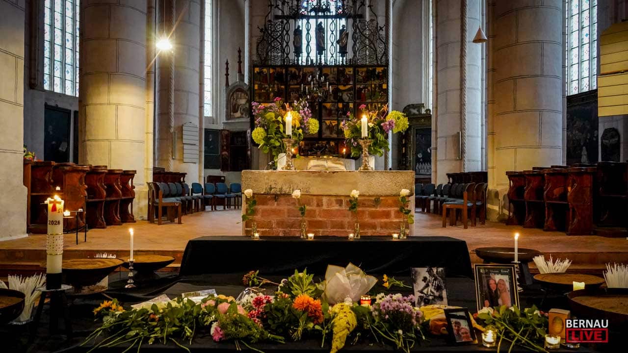 Bernau: Über 1.000 Menschen gedenken der vier Opfer des Unfalls auf der L 200