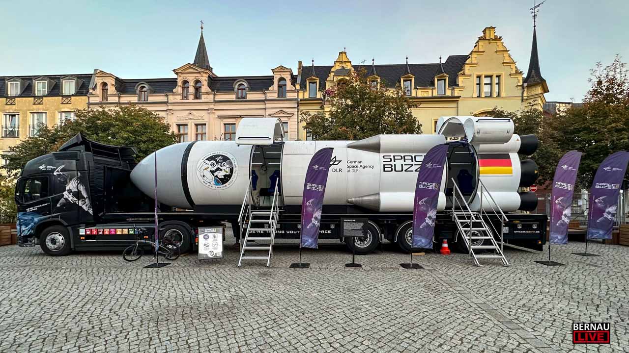 Virtueller Flug ins All: SPACEBUZZ ONE auf dem Marktplatz Bernau gelandet
